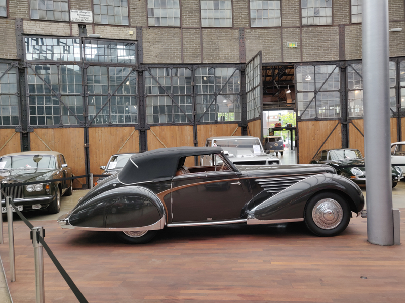 Illustration for article titled I went to an amazing dealership in DĂĽsseldorf